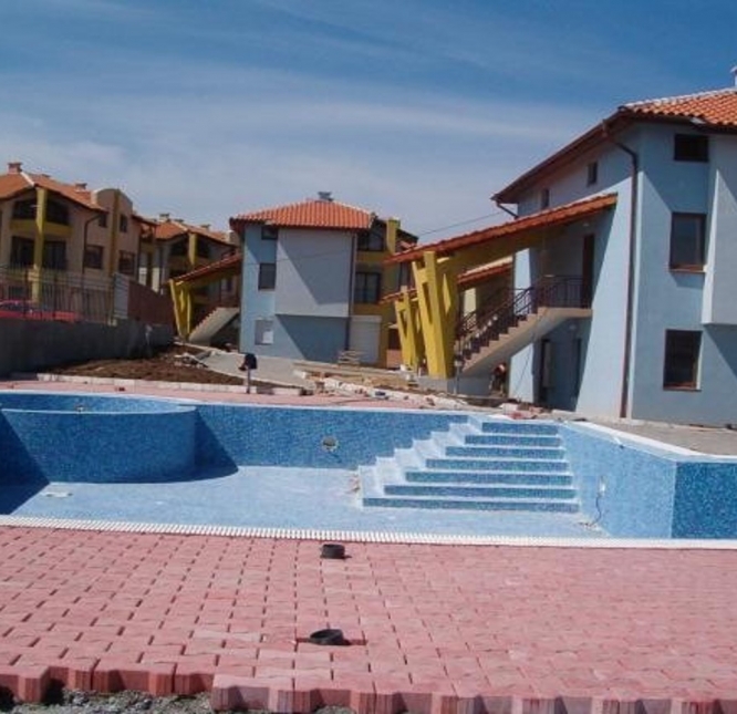 ВИЛНО СЕЛИЩЕ С АПАРТАМЕНТИ, КЪЩИ И БАСЕЙН