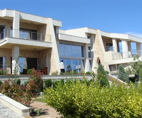КЪЩА  СЪС  СТАИ  ЗА  ГОСТИ    С  БАСЕЙНИ ТЕНИС КОРТ